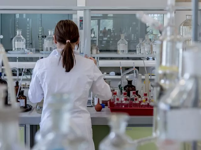 Miért fontos és hogyan történhet a biológiai terápiákhoz kötődő gyógyszerkölcsönhatások előrejelzése?